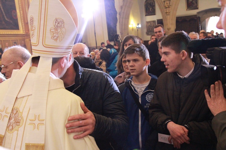 Święcenia biskupie ks. Leszkiewicza, cz. II. Goście i życzenia.