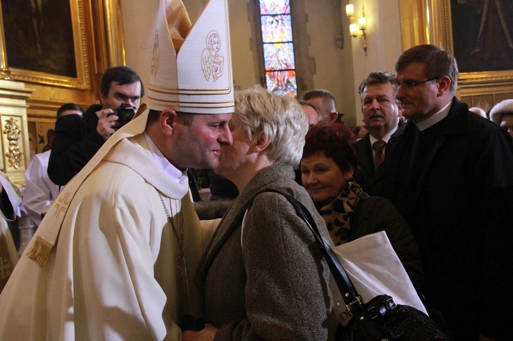 Święcenia biskupie ks. Leszkiewicza, cz. II. Goście i życzenia.