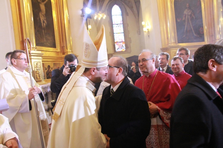 Święcenia biskupie ks. Leszkiewicza, cz. II. Goście i życzenia.