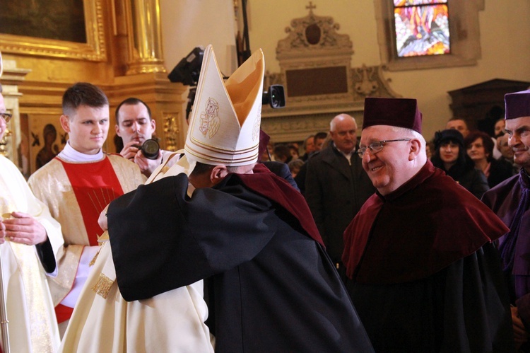 Święcenia biskupie ks. Leszkiewicza, cz. II. Goście i życzenia.