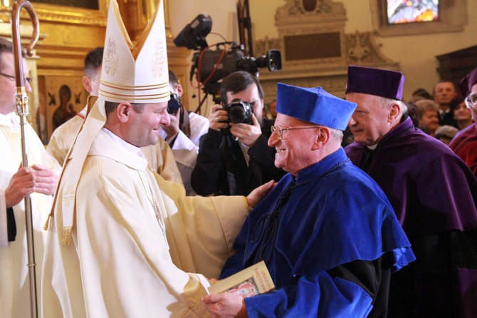 Święcenia biskupie ks. Leszkiewicza, cz. II. Goście i życzenia.