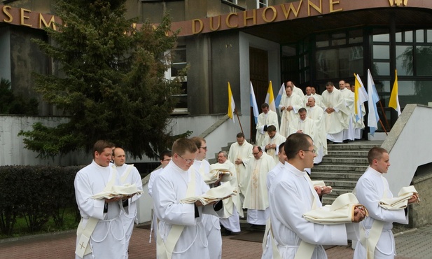Kapłaństwo i celibat nie są dogmatem, ale darem