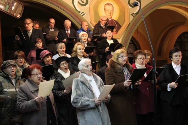 Wraz z organistami: Ewą Bąk i Jerzym Kukla zaśpiewał Chór Katedralny