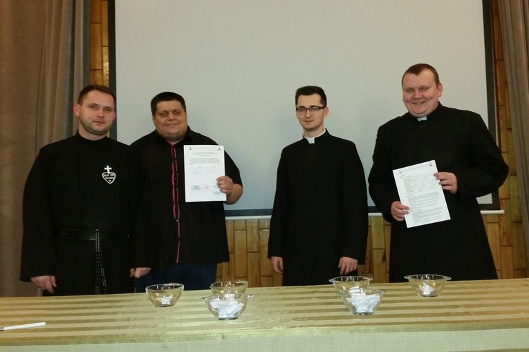 Od lewej: o. Łukasz Nawotczyński CP, Michał Wieczorek, dk. Mateusz Wojtczak i ks. Sebastian Antosik
