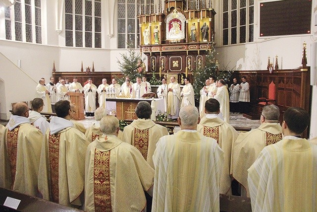  Podczas Eucharystii kończącej Rok Życia Konsekrowanego zakonnicy i siostry zakonne odnowili śluby złożone w dniu profesji