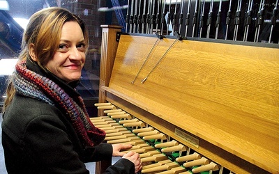  Dr Monika Kaźmierczak, pianistka i carillonistka, wykłada w Akademii Muzycznej w Gdańsku. Artystka studiowała m.in. w Niderlandzkiej Szkole Carillonowej w Amersfoort – najsłynniejszej tego typu placówce na świecie 