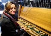  Dr Monika Kaźmierczak, pianistka i carillonistka, wykłada w Akademii Muzycznej w Gdańsku. Artystka studiowała m.in. w Niderlandzkiej Szkole Carillonowej w Amersfoort – najsłynniejszej tego typu placówce na świecie 
