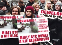  Mieszkańcy pikietowali przed magistratem przeciwko zabudowywaniu Krakowa blokami