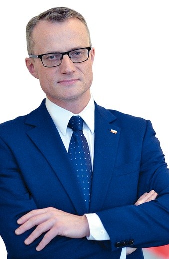 Marek Magierowski  absolwent iberystyki  na UAM w Poznaniu,  kiedyś dziennikarz i publicysta (m.in. „Forum”, „Rzeczpospolita”, „Do Rzeczy”), obecnie dyrektor Biura Prasowego Kancelarii Prezydenta RP.  Biegle włada siedmioma językami.