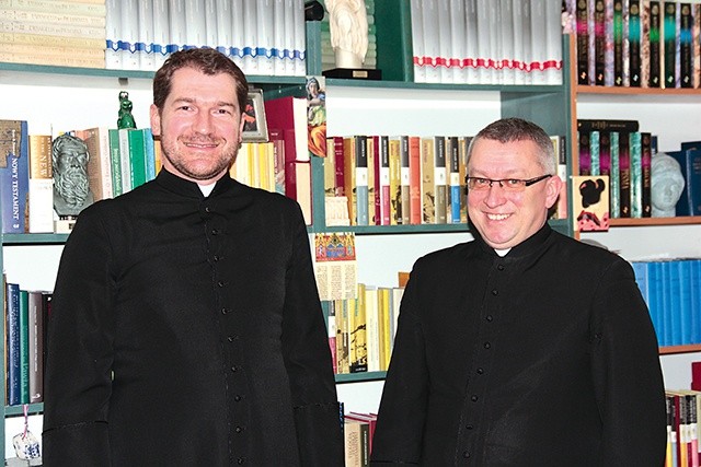  Do tej pory w parafii wygłoszono dwie konferencje. Pierwszą – ks. Mariusz Szmajdziński (od prawej), drugą – ks. Marcin Zieliński