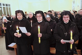 W diecezji zielonogórsko-gorzowskiej pracuje blisko 200 sióstr z 21 zgromadzeń zakonnych oraz ok. 100 zakonników z 10 zgromadzeń. Cztery kobiety zostały włączone do stanu dziewic konsekrowanych, a dwie do stanu wdów konsekrowanych