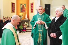 Ks. Adam Gałązka otrzymał krzyż misyjny, stułę oraz przyjął błogosławieństwo swej matki