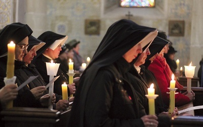 Siostry zakonne na modlitwie w Dniu Życia Konsekrowanego, 2 lutego, w płockiej katedrze