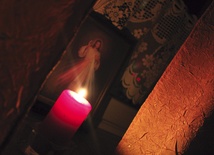 Światło Miłosierdzia – zapalona świeca w oknie to znak pamięci i modlitwy
