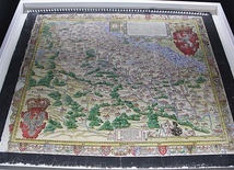  Pierwszy „obszar” ekspozycji wyznacza śląski krajobraz, z rzeką Odrą i górą Ślężą. Symbolizuje go najstarsza mapa regionu, autorstwa Marcina Helwiga, pochodząca z 1561 r. Ciekawostką może być to, iż ma odwróconą orientację – „na górze” jest południe