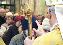  W czasie Eucharystii była okazja do przyjęcia sakramentu namaszczenia chorych. W uroczystościach wzięło udział ok. 300 chorych