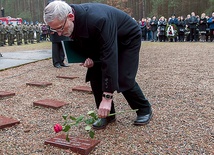 Krzysztof Mikszo, syn więzionego w stalagu pilota, stara się przypominać historię ojca i innych polskich lotników