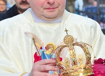 Ksiądz Radosław Kisiel z koroną św. Michała Archanioła