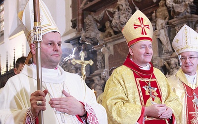  Po przyjęciu święceń nowy biskup otrzymał mitrę, pastorał i pierścień 