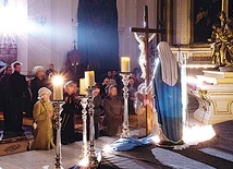  Jak co roku w piątki Wielkiego Postu klerycy zapraszają do kościoła seminaryjnego na adorację krzyża 