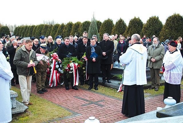  Patriotyczno-religijna manifestacja na cmentarzu  