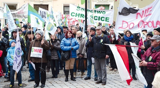 Protestujący nie zgadzają się, by o losie ich gmin decydowano bez nich