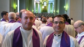 Ks. Jan Bartoszek (z lewej) i ks. Michał Dąbrówka - misjonarze miłosierdzia z diecezji tarnowskiej