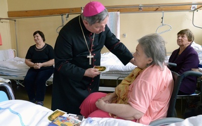 Po Mszy św. bp Henryk Tomasik odwiedził chorych w szpitalnych salach