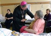 Po Mszy św. bp Henryk Tomasik odwiedził chorych w szpitalnych salach