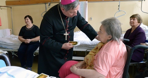 Po Mszy św. bp Henryk Tomasik odwiedził chorych w szpitalnych salach