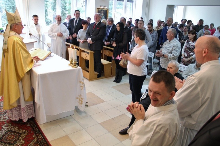 Abp Wiktor Skworc, podopieczni i pracownicy ośrodka Caritas w Knurowie w czasie Mszy św. po poświęceniu nowej kaplicy