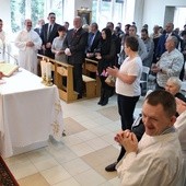 Abp Wiktor Skworc, podopieczni i pracownicy ośrodka Caritas w Knurowie w czasie Mszy św. po poświęceniu nowej kaplicy