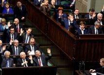 CBOS: PiS ma wyższe poparcie niż PO i Nowoczesna razem