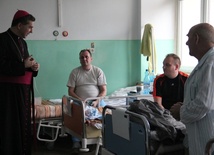 Biskup Osial odprawił w szpitalu Eucharystię i odwiedził chorych w salach