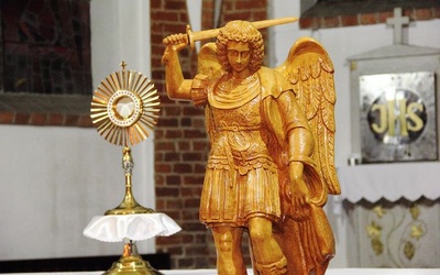 Figura św. Michała Archanioła w Karlinie