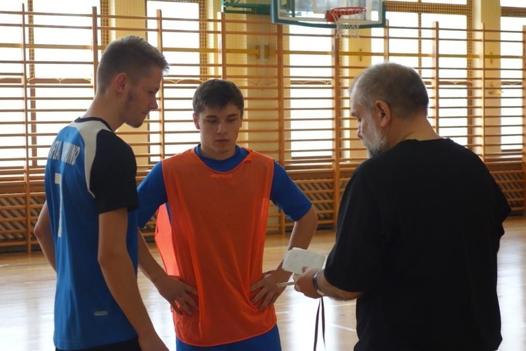 Ministranci i lektorzy przy piłce