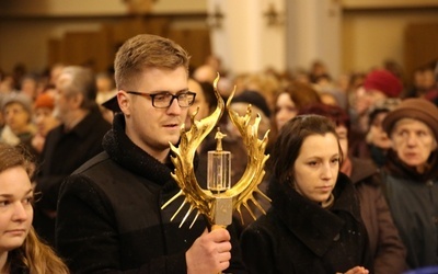 Delegacje parafian wniosły do świątyni obraz i relikwiarze