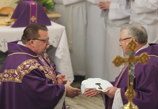 Ks. kan. Witold Grzomba przyjmuje z rąk dziekana ks. kan. Ignacego Czadera klucz do skoczowskiej świątyni