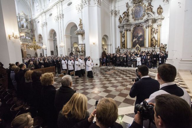 Porzucili krawaty, wybrali sutannę