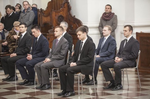 Porzucili krawaty, wybrali sutannę