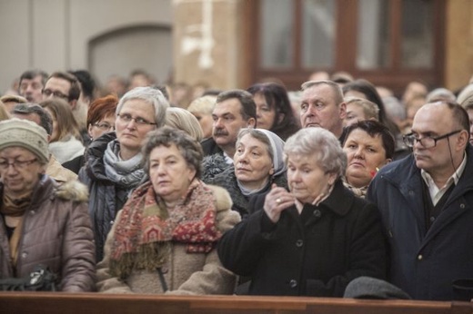 Porzucili krawaty, wybrali sutannę