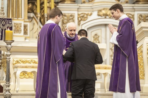 Porzucili krawaty, wybrali sutannę