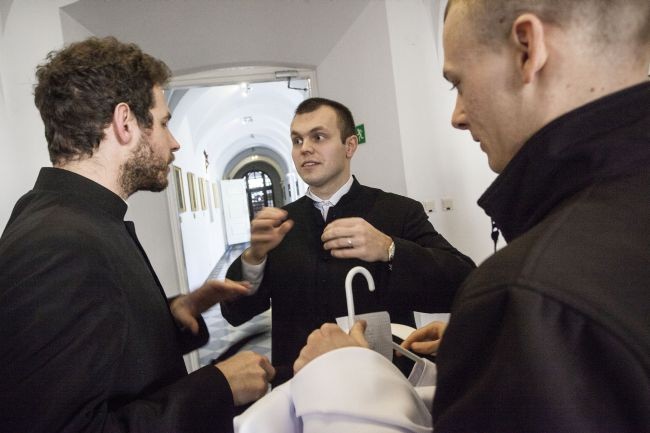 Porzucili krawaty, wybrali sutannę