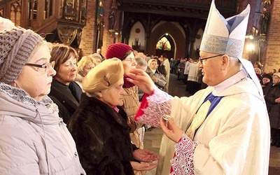 Podczas Eucharystii kapłani udzielali wiernym sakramentu chorych