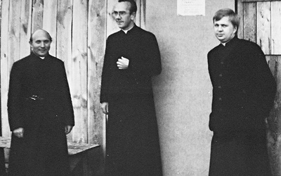  Pierwsi duszpasterze parafii (od prawej): ks. Stanisław Tkacz,  ks. Henryk Madej, ks. Kazimierz Sawostianik