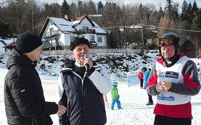 Od lewej: Jan Staś prowadzący igrzyska, ks. Władysław Zązel, duszpasterz trzeźwości, i ks. kan. Władysław Nowobilski z Ciśca