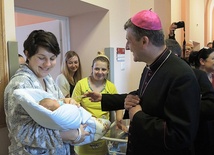  Bp Roman Pindel odwiedził m.in. oddział noworodków w szpitalu przy ul. Wyspiańskiego