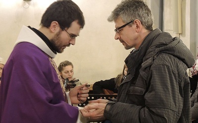 W Światowym Dniu Chorego o. Wit Chlondowski OFM udzielał sakramentu namaszczenia chorych w kościele Świętego Krzyża w Cieszynie
