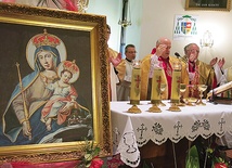 Kopię obrazu Matki Bożej Maleckiej po Mszy św. umieszczono w kaplicy przy kościele