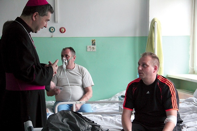  Po Mszy św. bp Osial rozmawiał z chorymi